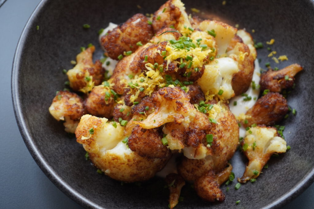 Coliflor asada con toque cítrico en Qalido