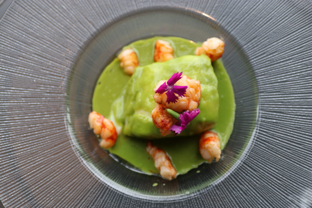 Plato con crema verde y marisco en Qalido, restaurante junto a IFEMA